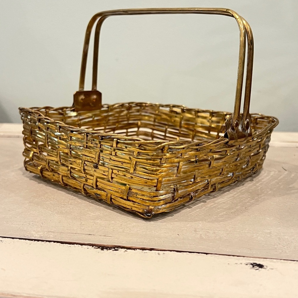 VINTAGE BRASS WOVEN BASKET WITH HANDLES - Picture 5 of 10
